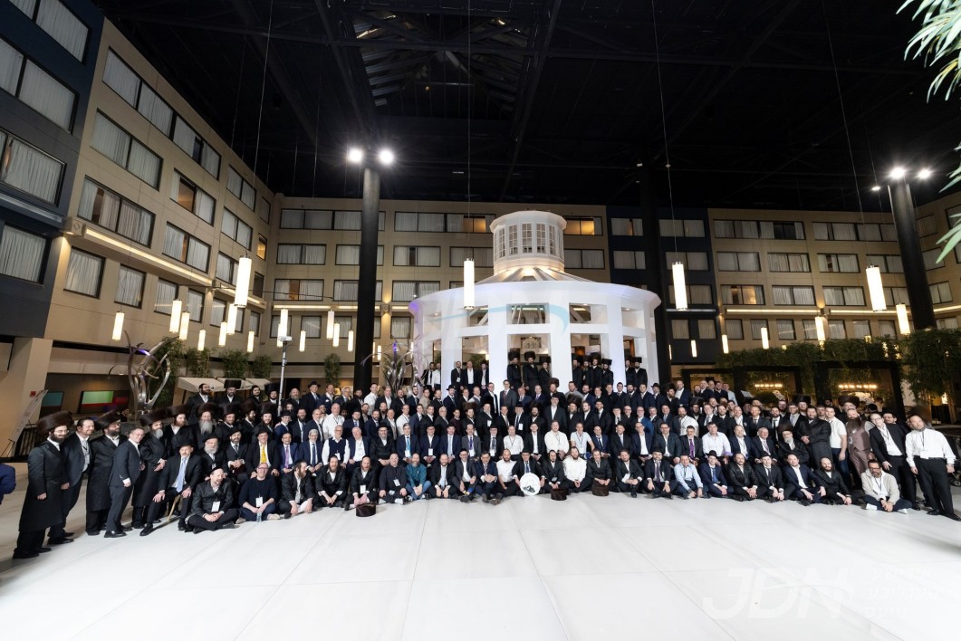 הונדערטער קידני דאונערס ביים גרויסן שבת פון רינועל אין ארמון האטעל‬