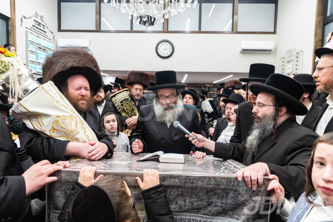 הכנסת ספר תורה צו ביהמ&quot;ד וויזניץ אין סטעטן איילענד נדבת הרב מיכל פעפערקארן לע&quot;נ בנו הילד חיים מנחם מענדל ע&quot;ה