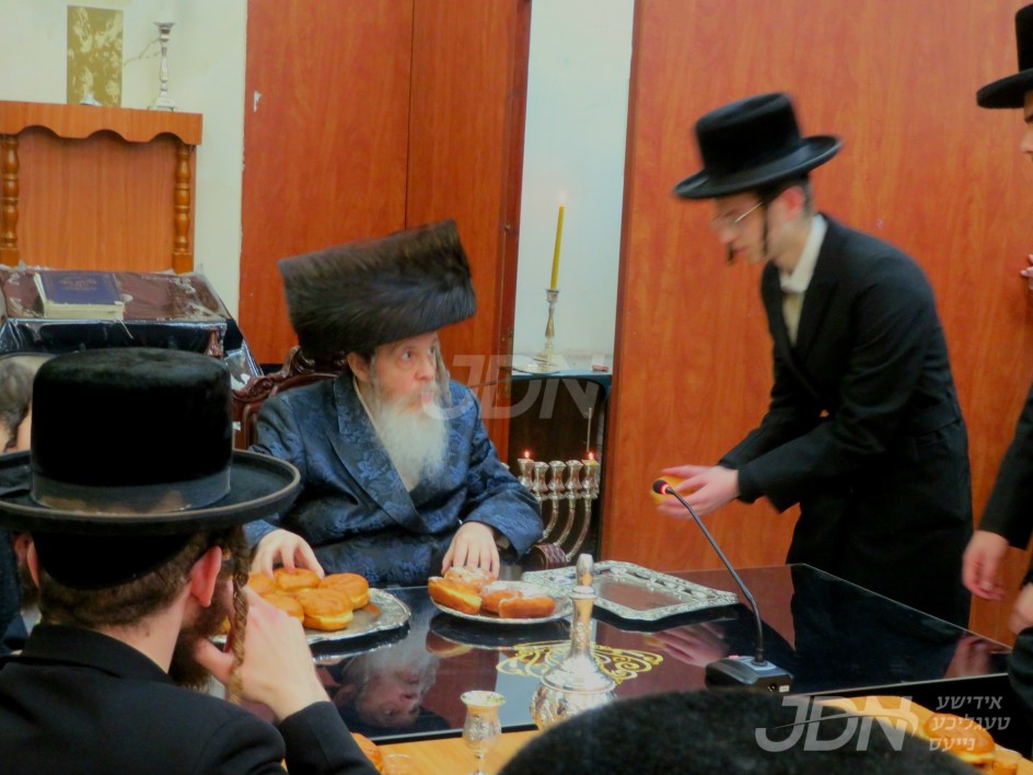 האדמו"ר משומרי אמונים אשדוד ביי הדלקת נרות חנוכה