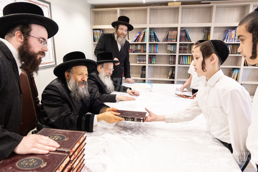 האדמו&quot;ר מבאבוב-45 ביים חלוקת פרסים פאר תלמידי כיתות ז&#039; און ח&#039; אין ת&quot;ת באבוב-45 אין בארא פארק