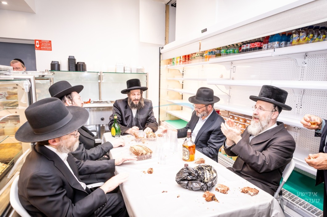 האדמו&quot;ר מאלעסק ביים קביעת מזוזה ביים נייעם געשעפט זעכצן עוועניו גלאט וואס שטייט אונטער די אייגענטומערשאפט פון הרה&quot;ח חיים דוד קליין