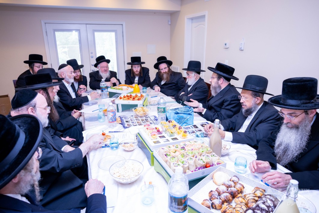 אסיפה פון די חברי הנהלת הארגון &#039;מקוה יו. עס עי.&#039; אינאיינעם מיט די רבני וועד הכשרות, פארגעקומען אין שטוב פון הרב אליעזר קעסטנבוים שליט&quot;א חבר ההנהלה