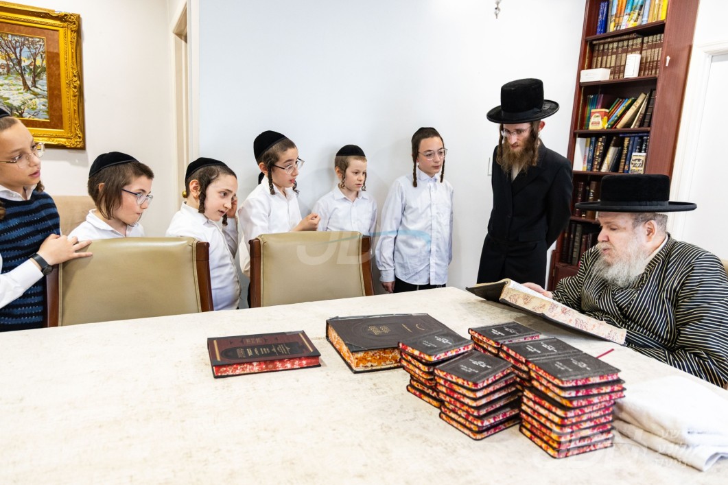 האדמו&quot;ר מלעלוב ביים פארהערן די עלטערע תלמידים פון תלמוד תורה לעלוב