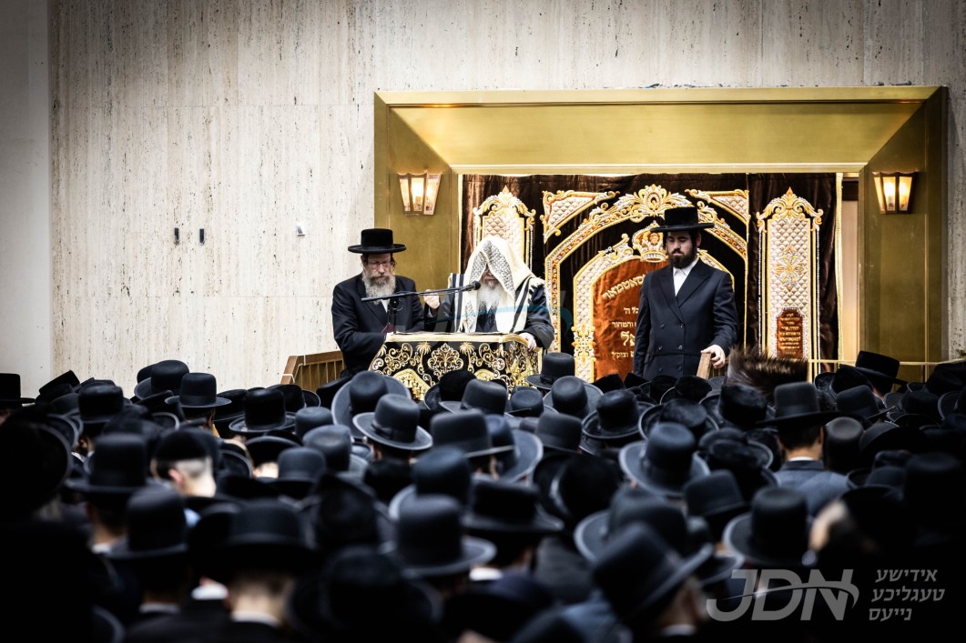 בית מדרשו של רבי: האדמו&quot;ר מסאטמאר משמיע געווען דברות קודש בליל שבת קודש איבער די עתיד פונעם גרויסן בית המדרש