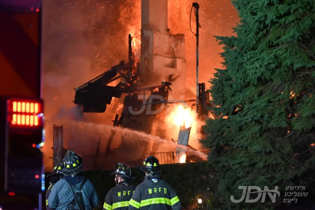 היסטארישע שוהל אין ראטערפארד ניו דזשערזי ארויף אין פלאמען