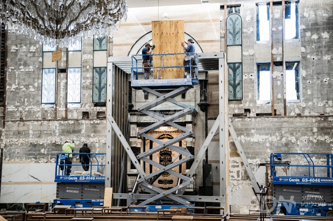 לפאר ולרומם את בית השם: מזרח וואנט אין ביהמ&quot;ד הגדול אין קרית יואל ווערט פראכטפול איבערגעבויעט