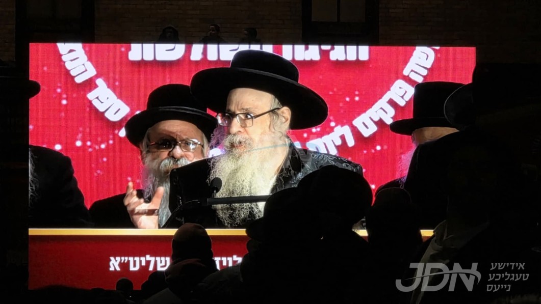 שרעקעדיגע מאמענטן אין ניו יארק סטעיט ארמארי, נאך וואס האדמו"ר מצאנז קלויזענבורג איז צוזאמגעפאלן אינמיטן דרשה