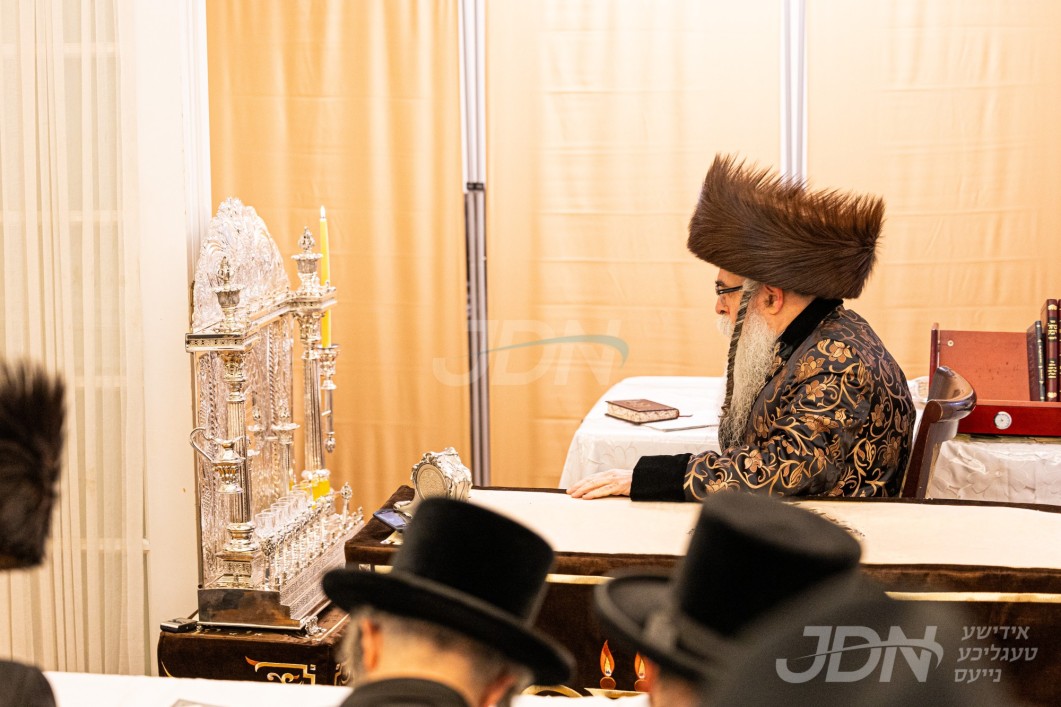 האדמו"ר מפארשעי ביי הדלקת נרות חנוכה