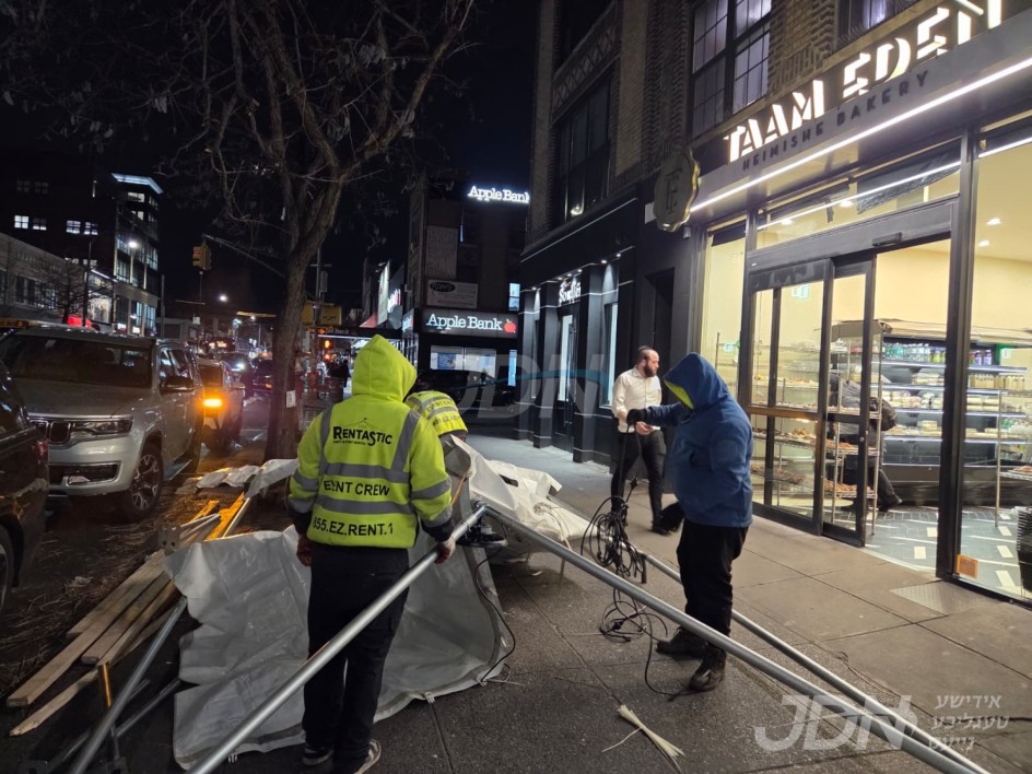 ערב חנוכה אין די טעם עדן בעקערי אין בארא פארק, ווערט געזעהן די בארימטע רענטעסטיק פארטי רענטעל פירמע ביים אויפשטעלן א טענט פארענט פונעם געשעפט