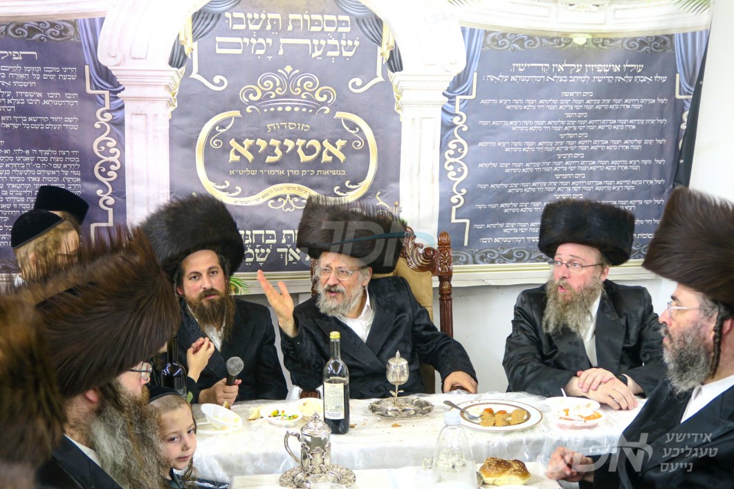 סוכות אין חצר הקודש אנטניא