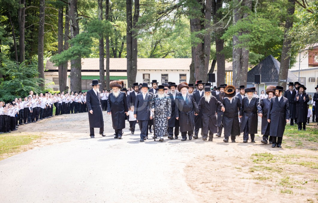 האדמו&quot;ר מסאטמאר באזוכט אין מחנה רב טוב ד&#039;סאטמאר - מחנה יהודה אין נעפענאק