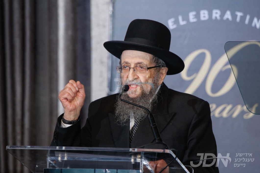 לבקש רחמים: זקן ראשי הישיבות הגר&quot;ש קאמינעצקי שפיטאליזירט אין פילאדעלפיע