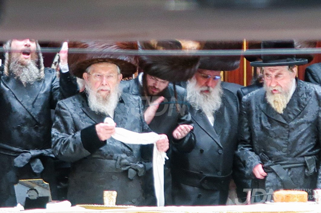 שמחת החתונה פון חתן כלה אייניקלעך ביי האדמו&quot;ר מסלונים – מערקווירדיגע מצוה טאנץ דורכ&#039;ן רבי&#039;ן ווען די כלה געפונט זיך אין עזרת נשים