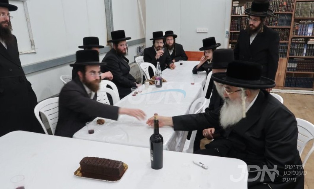 האדמו"ר מדושינסקיא איבערראשט די חסידים פון צפת ביי פריוואטע סעודת ראש חודש, מיטן אויפנאמע פון א רב ומורה צדק פאר די קהילה