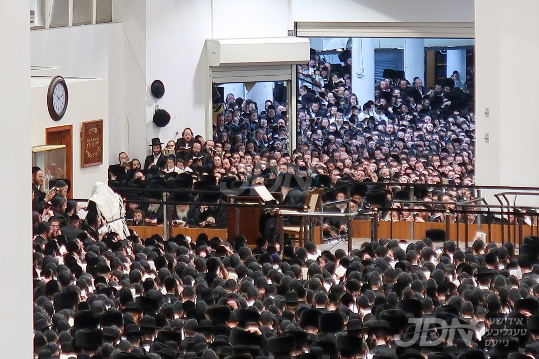ברוב עם הדרת מלך: האדמו&quot;ר מגור ערשינען אין ביהמ&quot;ד הגדול נאכן זיין אפוועזנד פאר צוויי חדשים