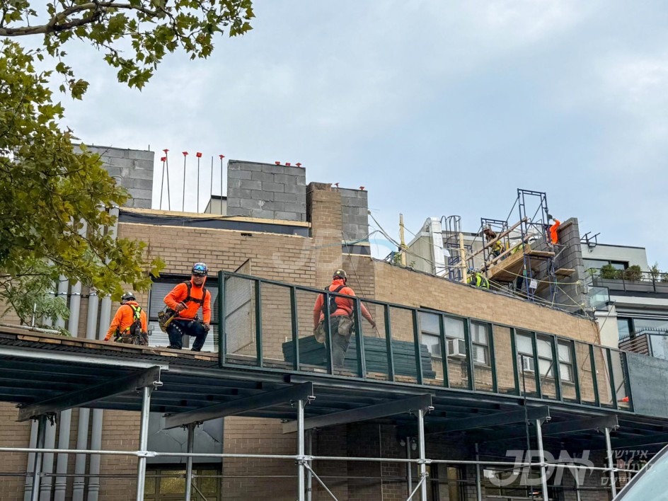 העפטיגע בוי ארבעט ביים ביהמ&quot;ד הגדול סאטמאר אין וויליאמסבורג צו העכערן דעם היכל מיט א שטאק, ביהמ&quot;ד ווערט היינט פארשלאסן פאר עטליכע וואכן