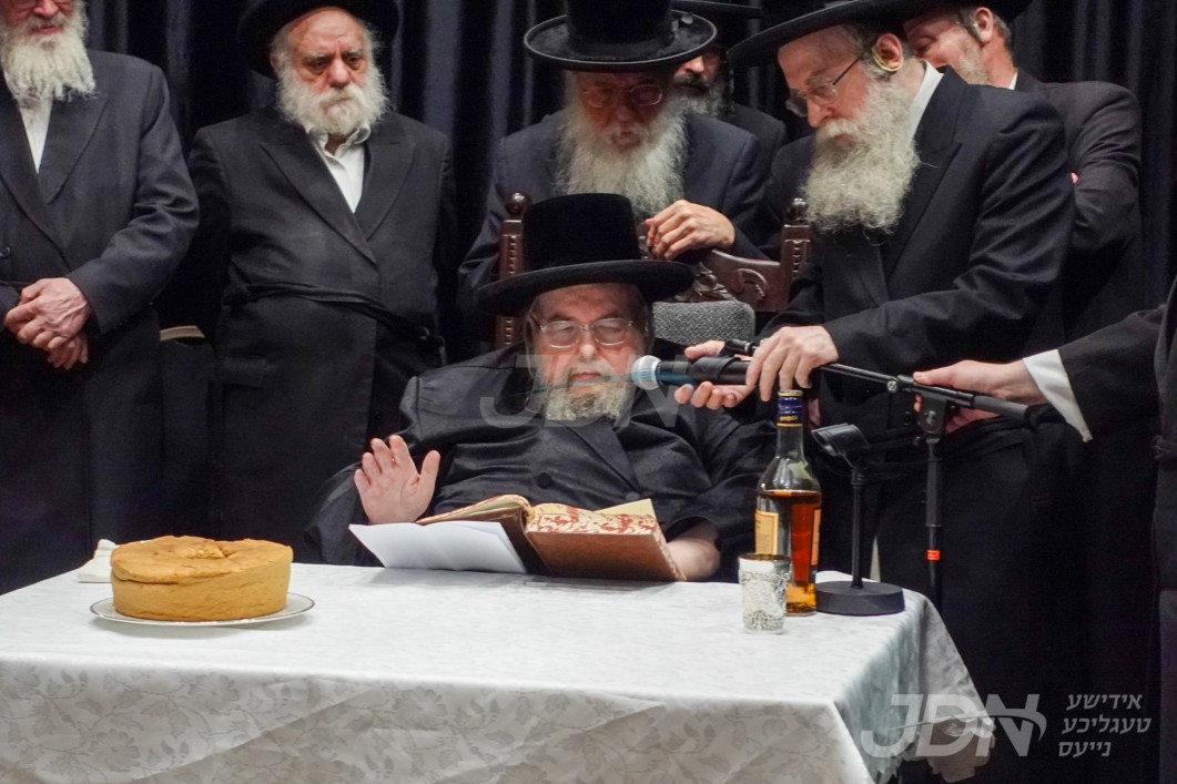 האדמו&quot;ר מבעלזא טרעט אויף ביים כינוס פאר טויזענטער נשי בעלזא