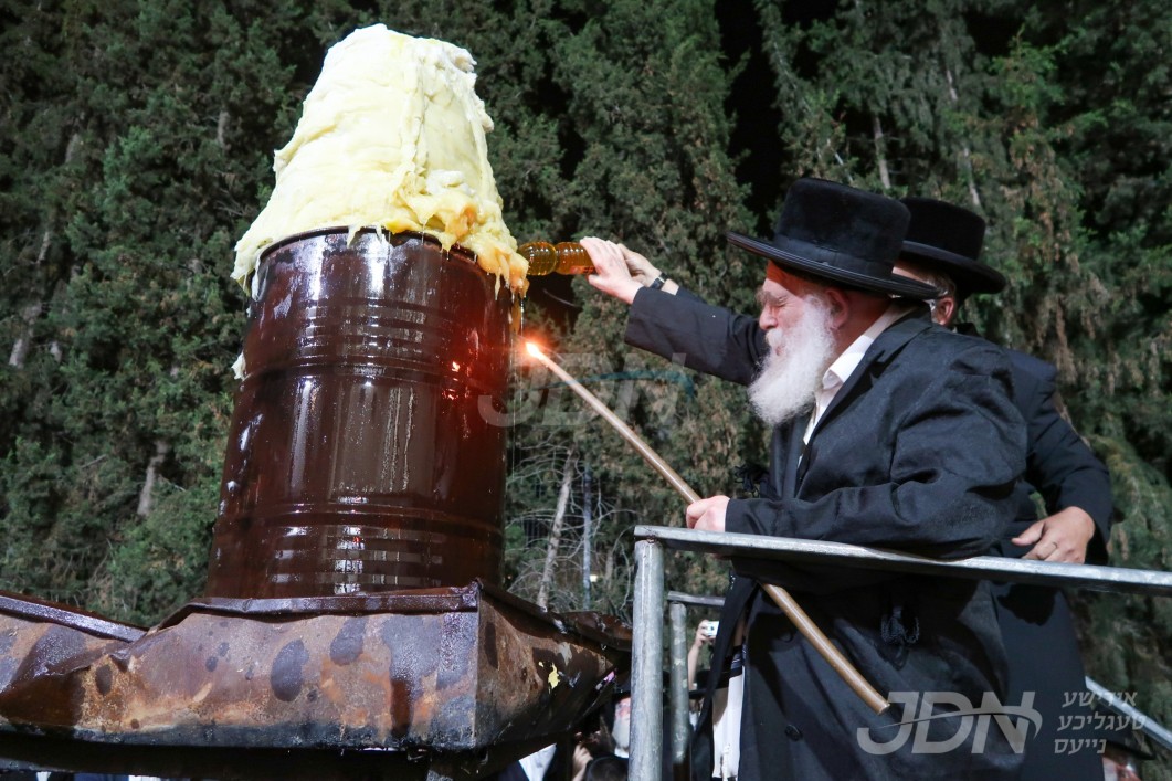 גאב&quot;ד מאקאווא ביים הדלקה ל&quot;ג בעומר