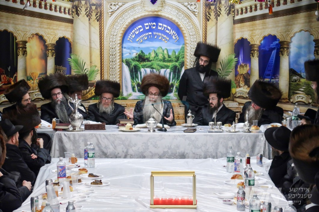 סוכות אין חצר הקודש צאנז זוועהיל