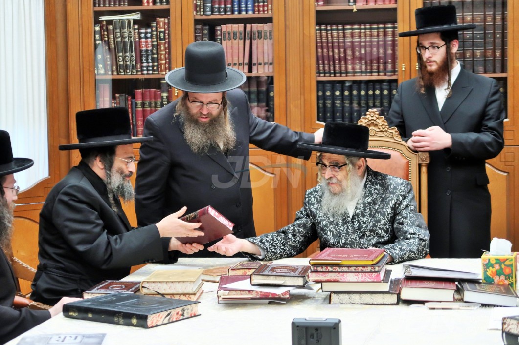 מעמד התמנות פאר הרה&quot;ג ר&#039; שאול יחזקאל שווארץ שליט&quot;א אלס דיין ומורה צדק פון ביהמ&quot;ד לב אהרן סאטמאר אין ב&quot;פ