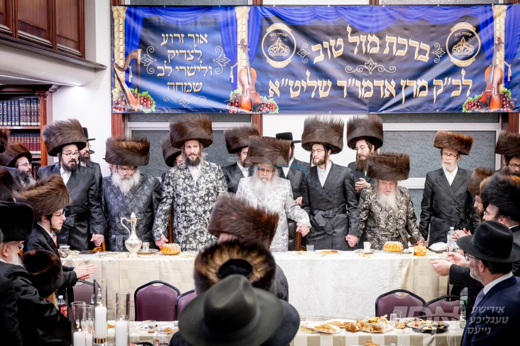 שמחת השבע ברכות פון החתן בן האדמו"ר מאלעסק מיט הכלה אייניקל פון האדמו"ר מסאטמאר