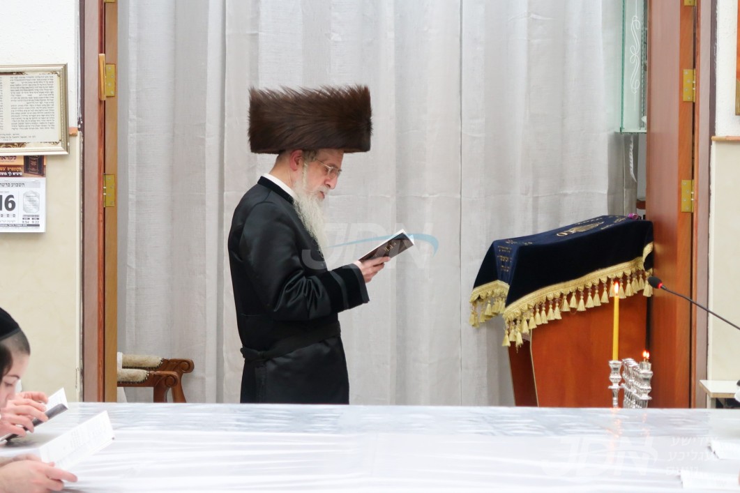 האדמו"ר ממעליץ ביי הדלקת נרות חנוכה