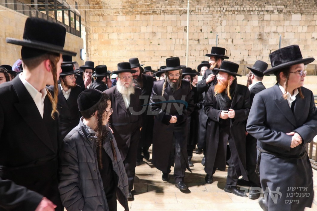 האדמו"ר מזוועהיל איז מתפלל ביים מקומות הקדושים אין ארה"ק לקראת די שמחת החתונה פון בנו