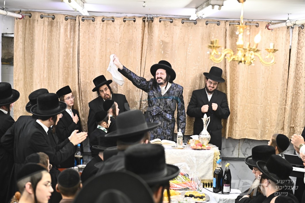 האדמו"ר ממבקשי השם ביים חמשה עשר בשבט טיש