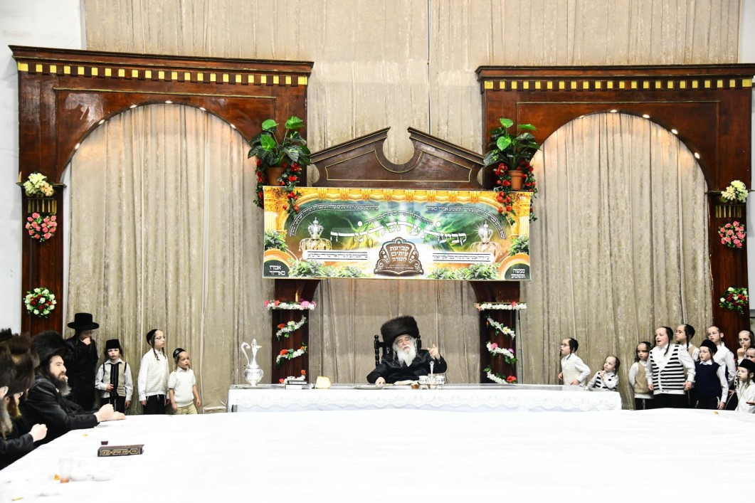 מוצאי שבועות אין חצר הקודש דאראג