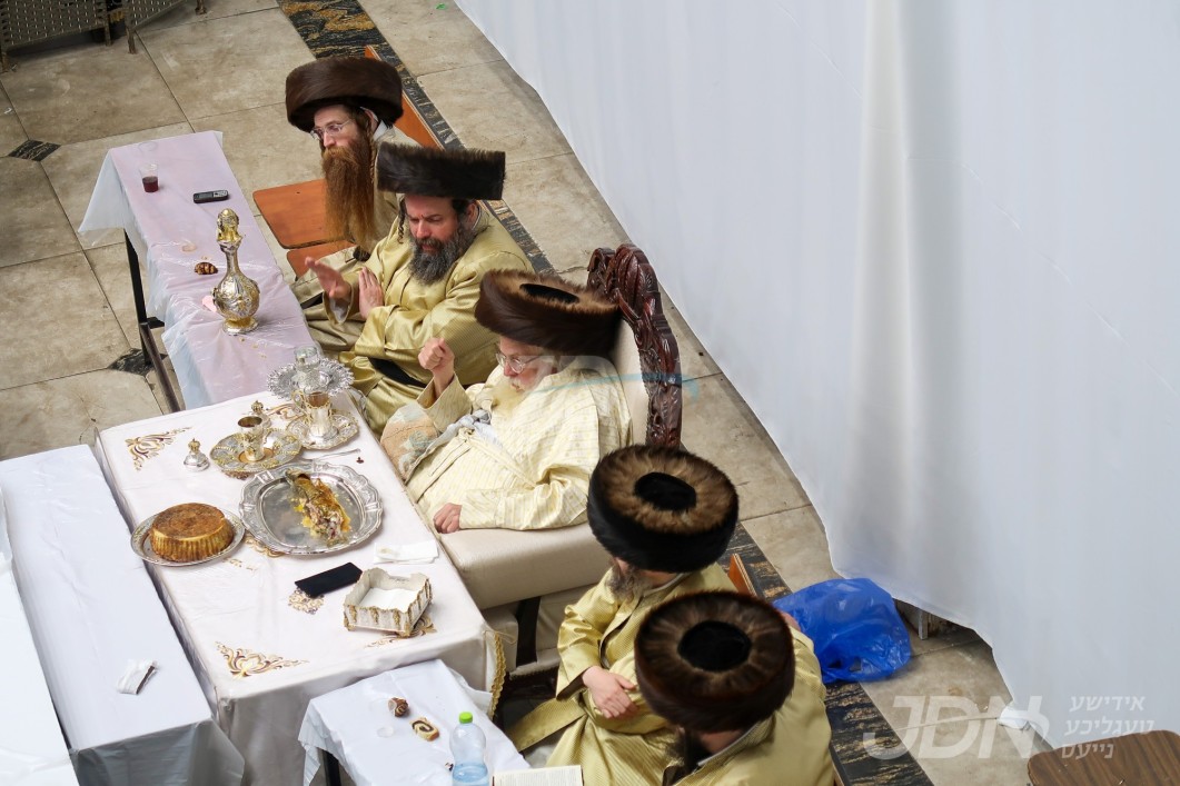 האדמו&quot;ר מתולדות אברהם יצחק פראוועט א לחיים טיש לרגל די שמחת החתונה פון א אייניקל היינט אויפדערנאכט אין אמעריקע