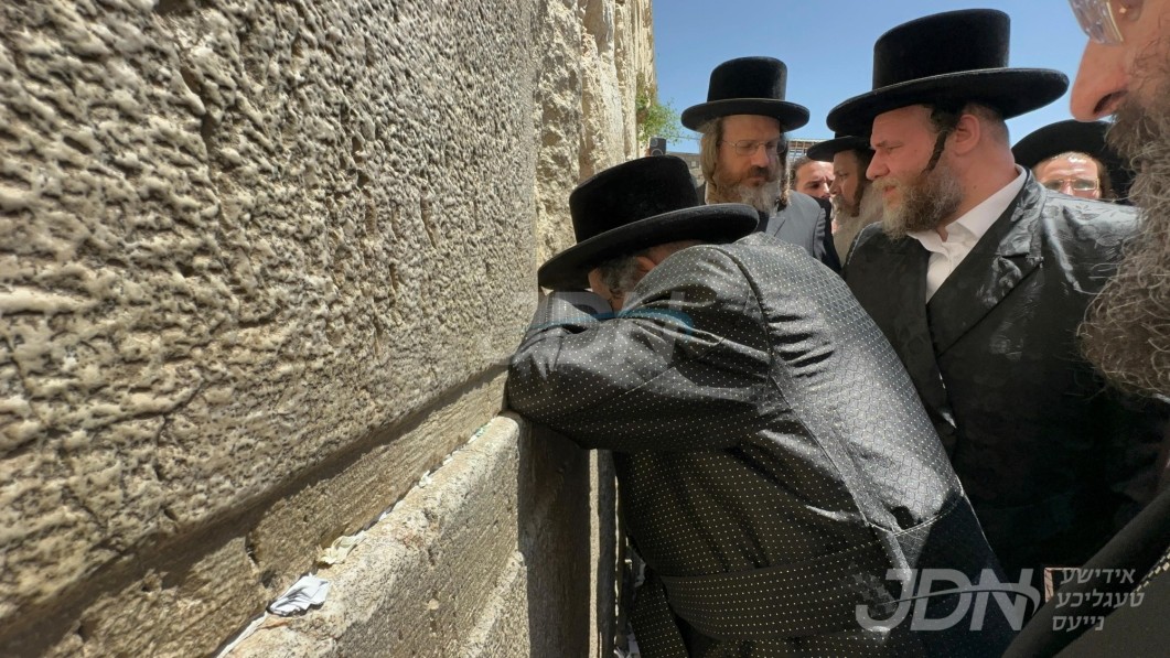 האדמו&quot;ר מוויזניץ איז מתפלל ביים כותל המערבי