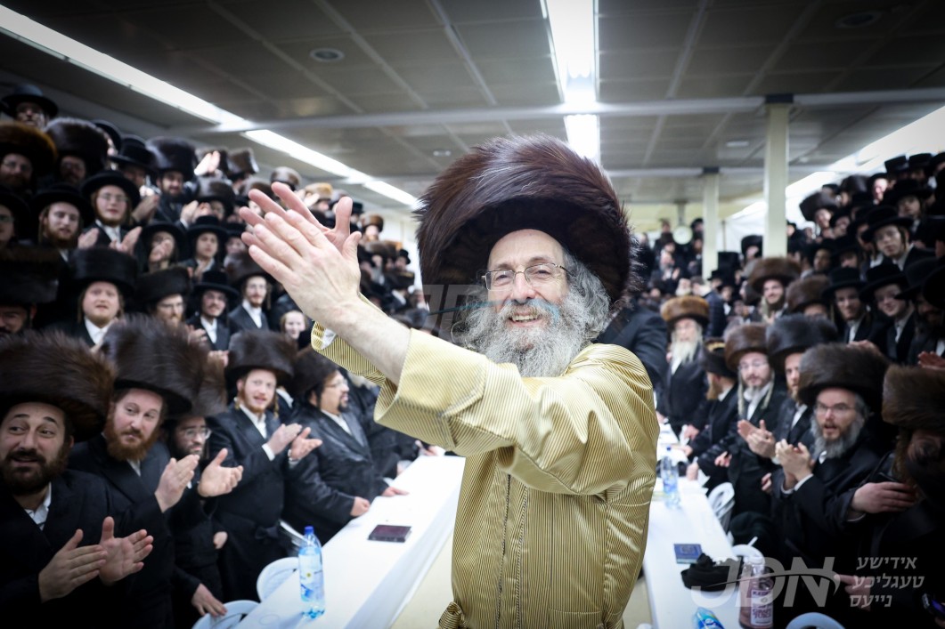 הגה"צ רבי אלימלך בידערמאן מוצש"ק אין מירון מיט חברי חבורת אש קודש פון אלעד‎