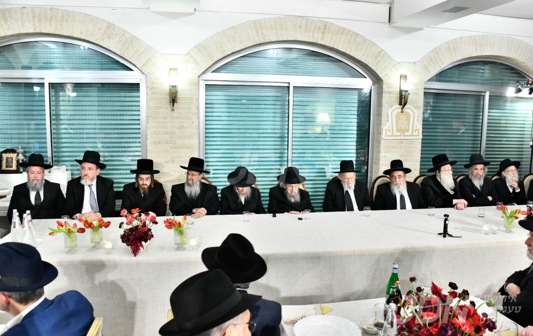 גייסטרייכע אסיפה לטובת קרן עולם התורה, אין שטוב פון הנגיד ר&#039; ישכר קנאלל אין בני ברק, בראשות גדולי ראשי ישיבות און אדמורי&quot;ם