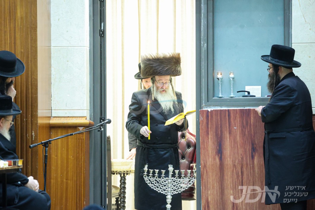 האדמו"ר מביאלא ביי הדלקת נרות חנוכה