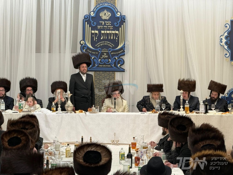 יערליכע סעודת הודאה "להודות לך" בחצר הקודש פארשעי, אין די טאג פון די שרעקליכע שטעכעריי טעראר אטאקע מיט זעקס יאר צוריק