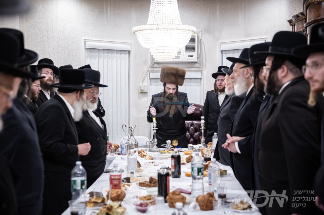 האדמו&quot;ר מקאסוב ביים סעודת ראש חודש אין שטוב פון אביו כ&quot;ק אדמו&quot;ר מקאסוב זצ&quot;ל