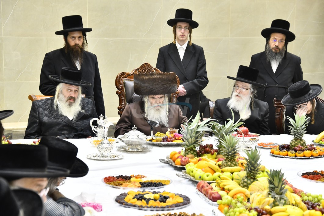 האדמו"ר מקרעטשניף י"ם ביים חמשה עשר בשבט טיש