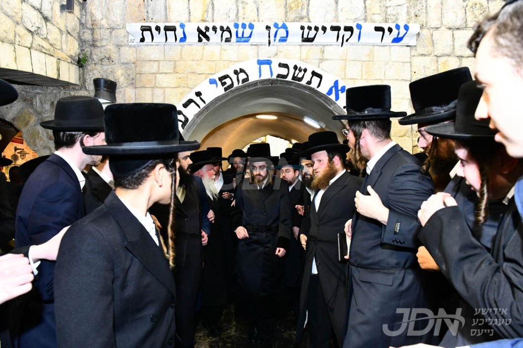 האדמו&quot;ר מסאדיגורה אין אתרא קדישא מירון מוצאי ל&quot;ג בעומר