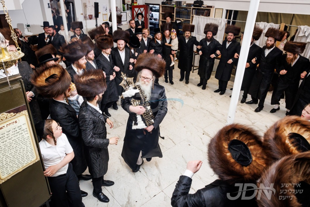 הכנסת ספר תורה צו ביהמ&quot;ד סאטינוב אין עירמאנט