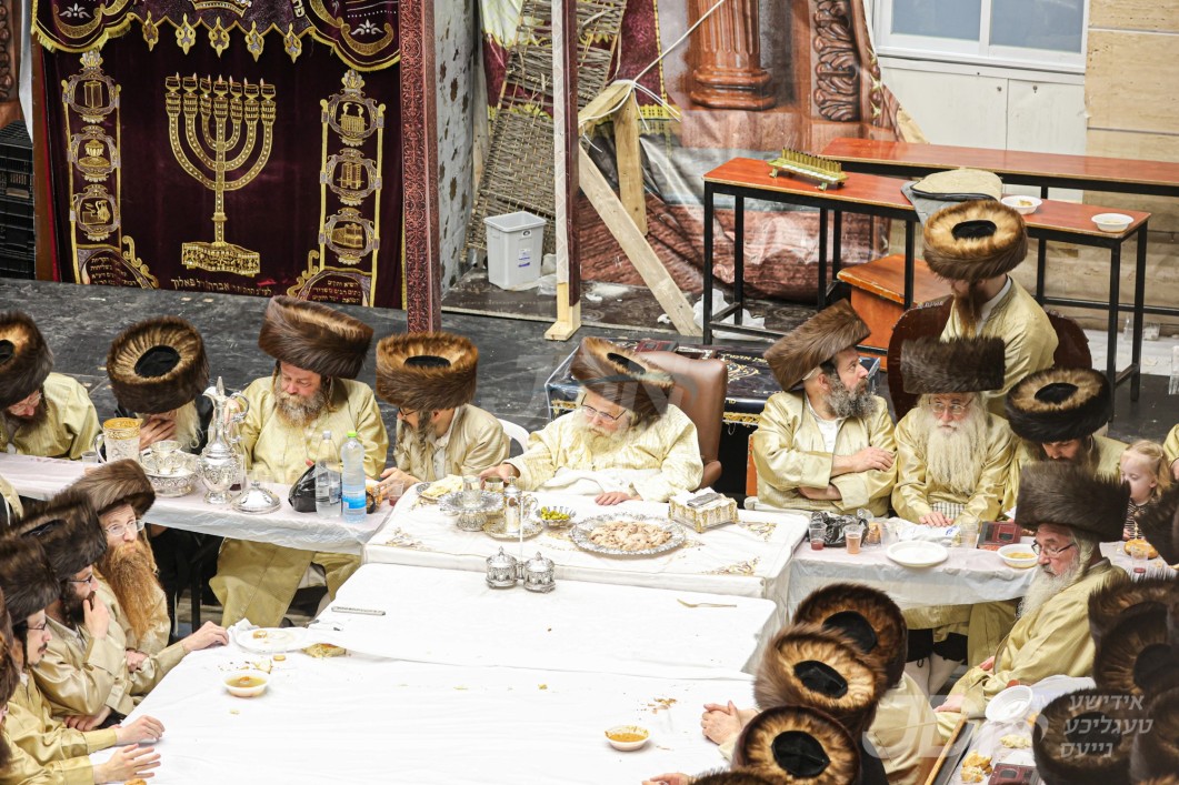 האדמו&quot;ר מתולדות אברהם יצחק ביים טיש אסרו חג שבועות