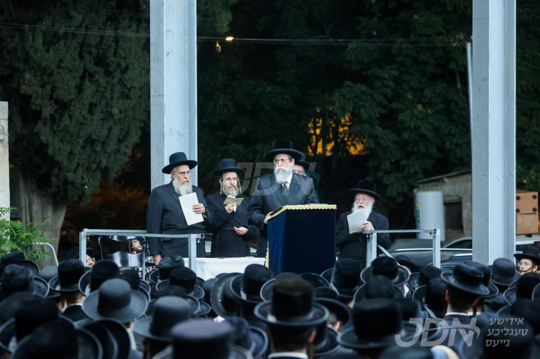 האדמו&quot;ר מבאיאן ביי קידוש לבנה מוצאי תשעה באב