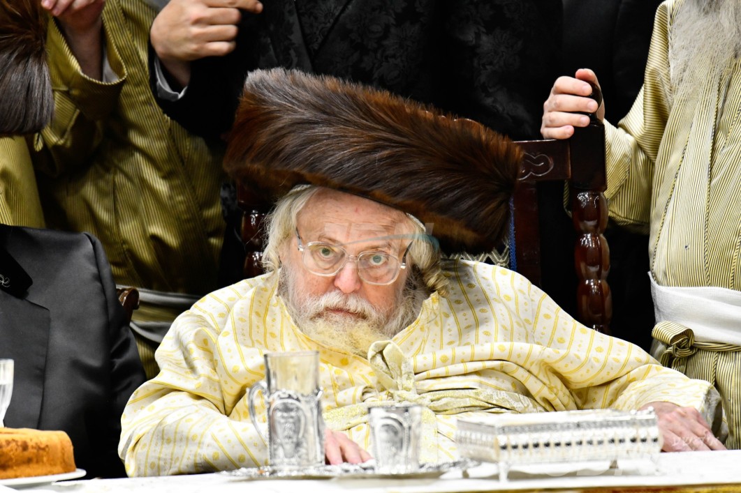 תפילות ישראל עושה רושם: האדמו&quot;ר מתולדות אברהם יצחק לרפו&quot;ש ערווארטעט צו באפרייט ווערן פון שפיטאל היינט נאכט