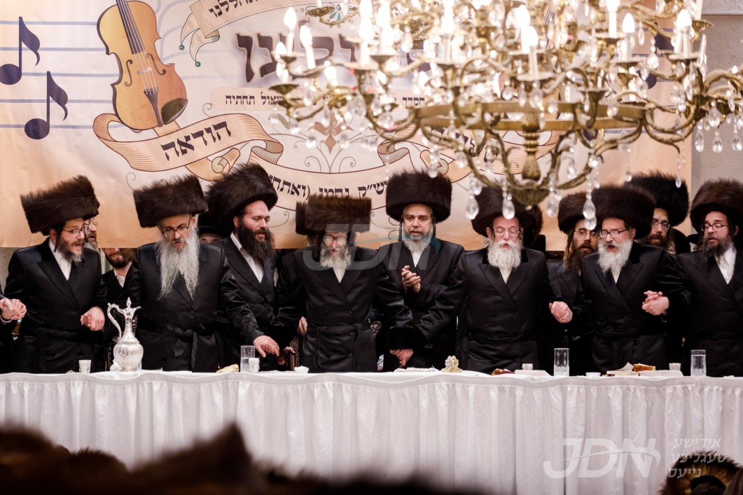 נחם ה&#039; את אבלי ציון: סעודות הודאה בחצרות הקודש סקולען, שטייענדיג בשנת האבילות צו די הסתלקות פון כ&quot;ק אדמו&quot;ר בעל ישועת יעקב מסקולען זצ&quot;ל