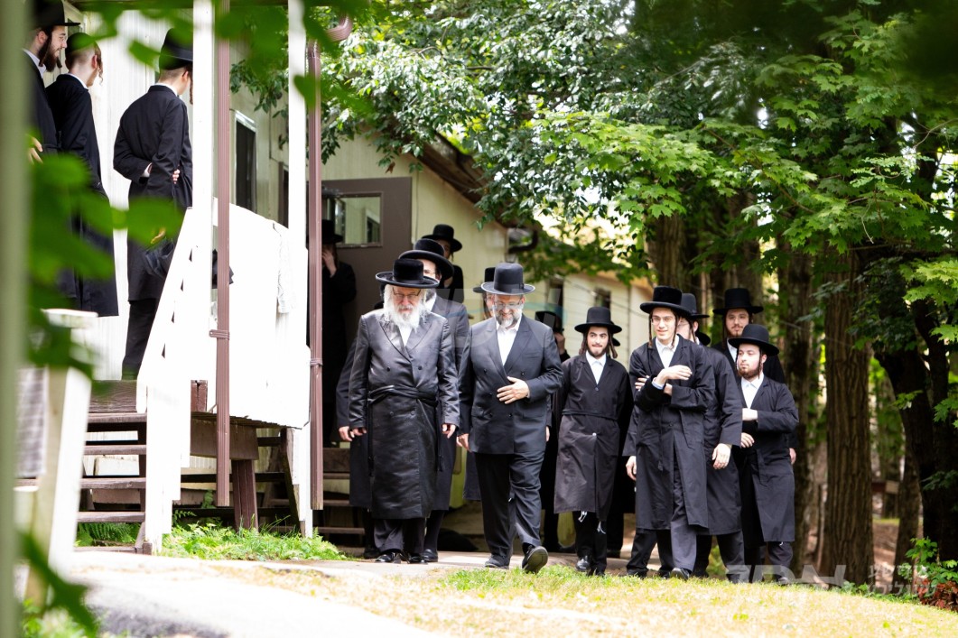 האדמו&quot;ר מוויען ביי תיקון חצות אין מחנה מתיבתא נחלת יעקב וויען