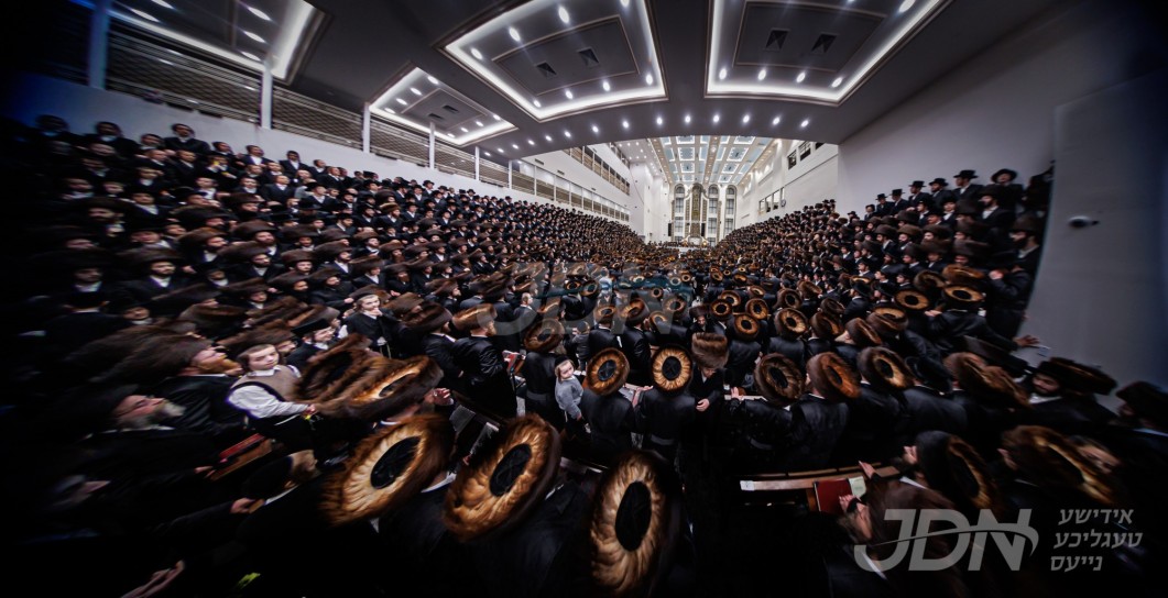 גרויסארטיגע שמחת החתונה בחצר הקודש באבוב 45 קומענדיגן מאנטאג – צום ערשטן מאל אין ביהמ&quot;ד הגדול והחדש