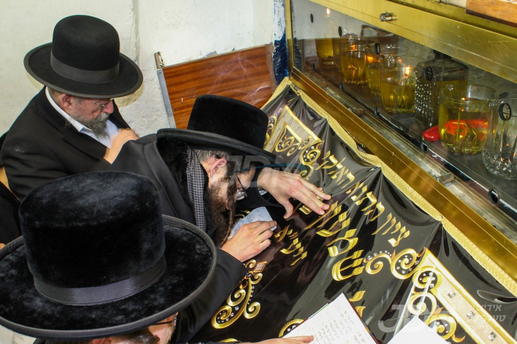 האדמו"ר מישועות יעקב סקולען באזוכט אין ארה"ק