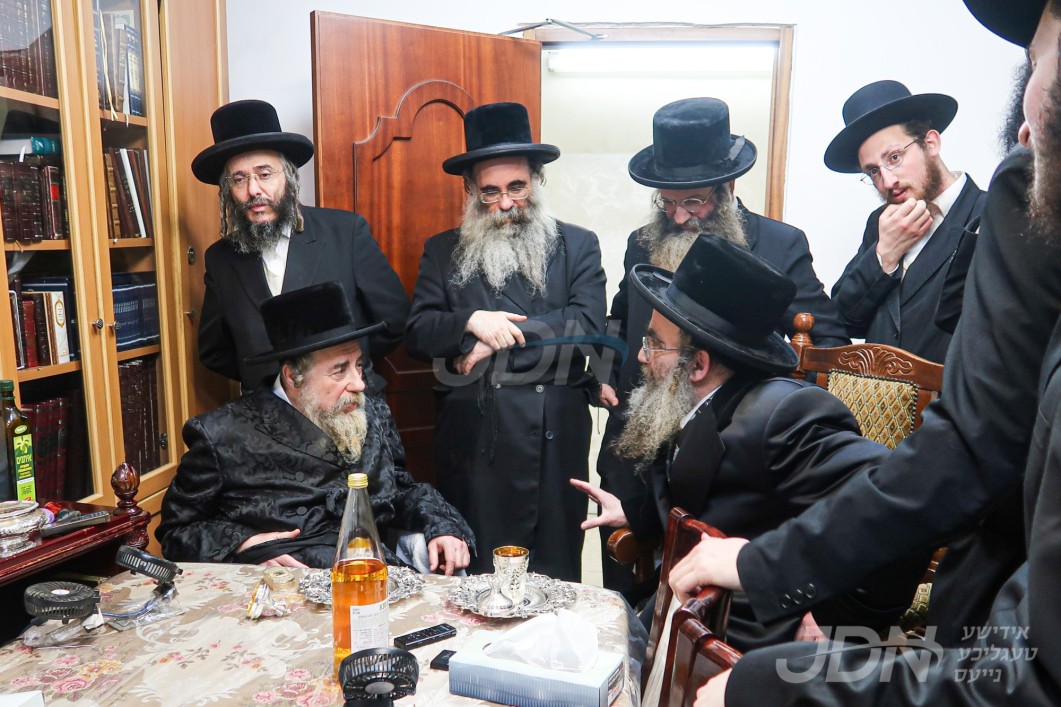 האדמו"ר מתולדות מרדכי באזוכט ביי האדמו"ר מראחמיסטריווקא