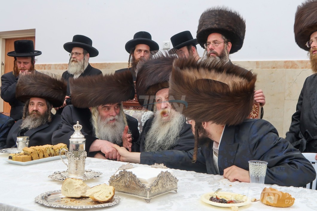 שמחת השבע ברכות בבית טשארנאביל - ראדושיץ - ראזלא