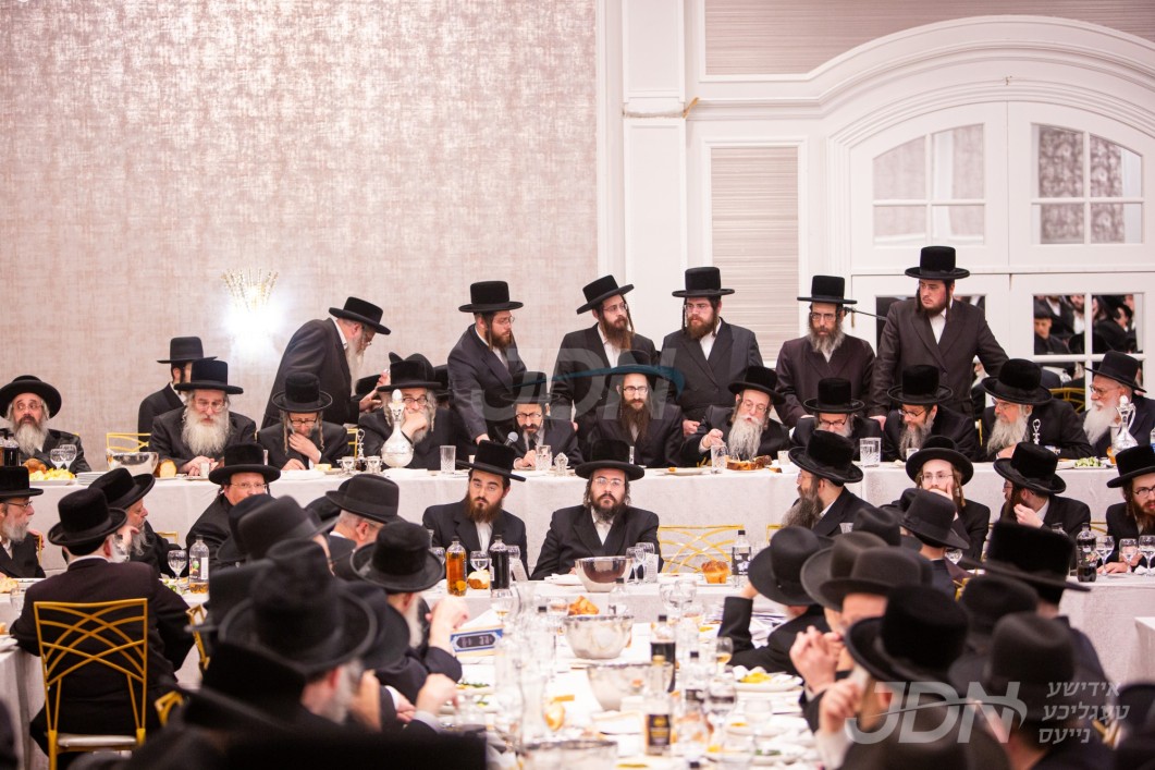 ערשטע יארצייט פון הרה&quot;ק מסקולען זי&quot;ע בראשות בניו האדמו&quot;רים