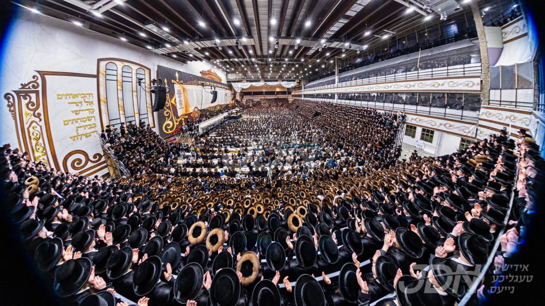 טויזענטער חסידי סקווירא זיך מיטגעפריידט בשמחת התורה ביים גרויסן מעמד הודאה כינוס הרבבות